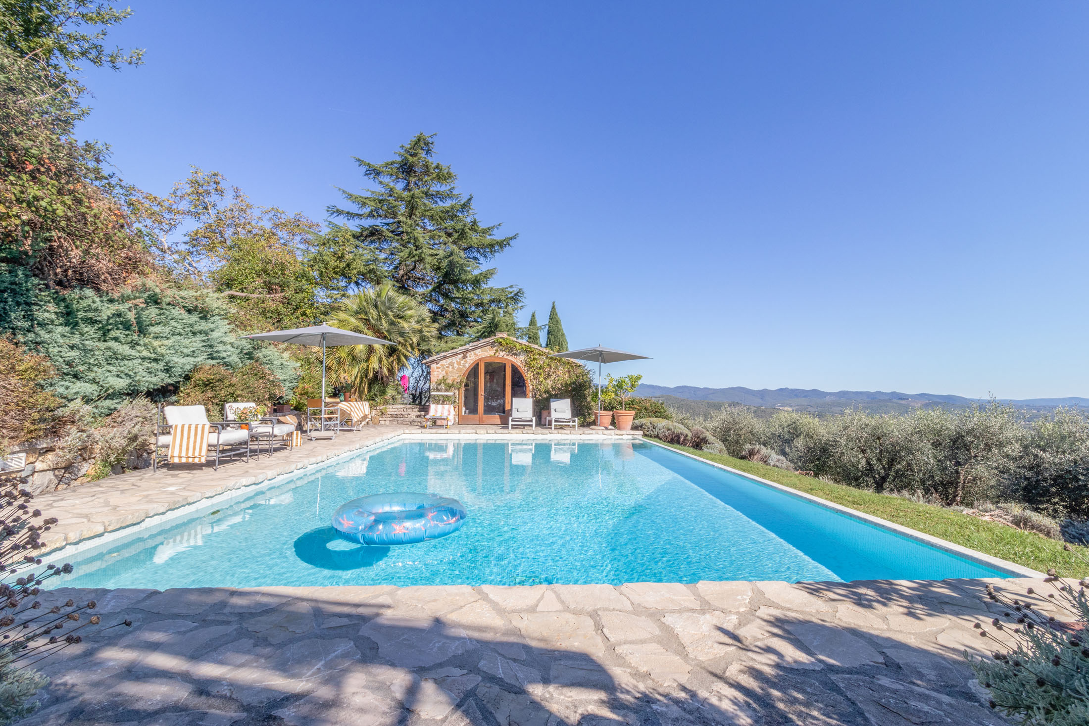 La piscine à débordement de la Casa Palagina face à la campagne siennoise