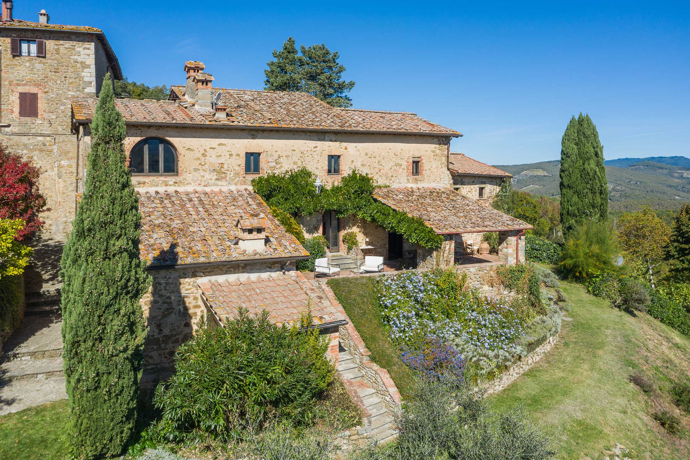 La façade en pierre de la Casa Palagina, villa toscane du 12e siècle